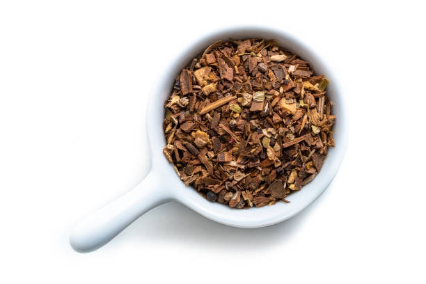 ingredienti secchi del tè chai isolati su bianco - cardamom spice indian culture isolated foto e immagini stock