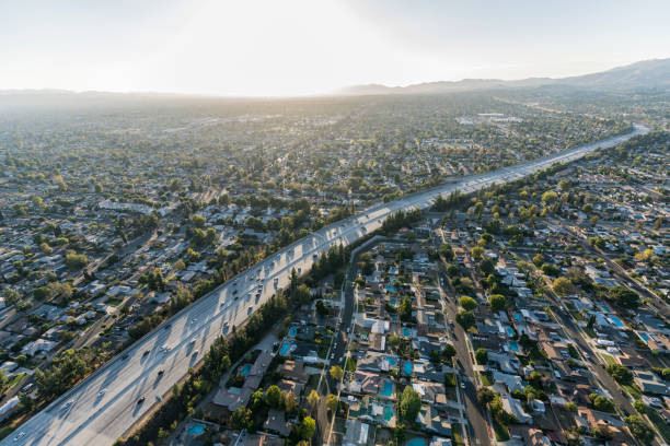 aerial above route 118 autoroute à los angeles en californie - northridge photos et images de collection