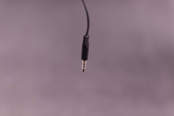de cima para baixo pendura o cabo do fone de ouvido, com um minijack 3.5 no final - minijack - fotografias e filmes do acervo