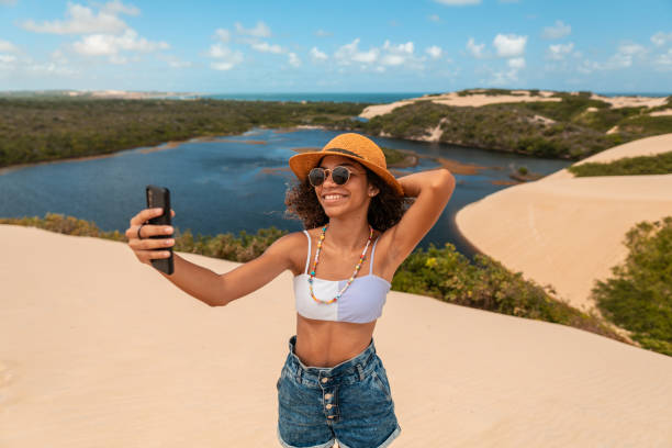 turist genipabu selfie alıyor - natal stok fotoğraflar ve resimler
