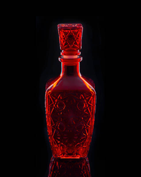 decantador de álcool de cristal vermelho no fundo preto - decanter crystal carafe glass - fotografias e filmes do acervo