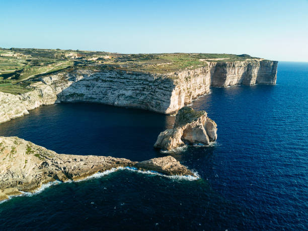 malta - destino de viaje mediterráneo - san lawrenz en la isla de gozo, ruinas de ventanas de azure - gozo malta natural arch natural phenomenon fotografías e imágenes de stock