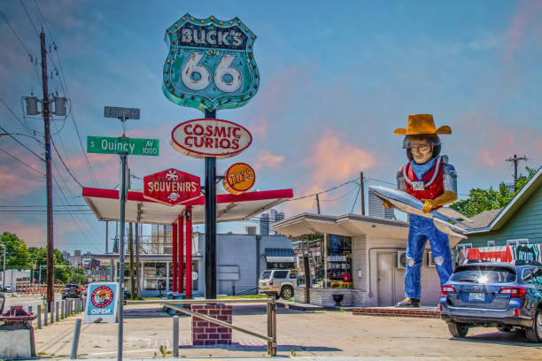 urio y souvenir shop a lo largo de la ruta 66 en tulsa oklahoma con estatua de vaquero espacial sosteniendo cohete creado a partir de la estación de gasolina retro. - susan fotografías e imágenes de stock