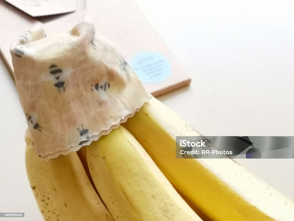 Use of beeswax cloth as alternative to traditional plastic Wrap in Order to keep bananas fresh Mobile Shot beeswax cloth banana freshness Beeswax Wrap Stock Photo