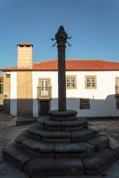 歴史的なポルトガルの村のメイン広場にピロリー - spiral bevel gear ストックフォトと画像
