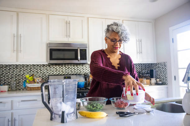 piękna czarna kobieta o smoothie - juice glass healthy eating healthy lifestyle zdjęcia i obrazy z banku zdjęć