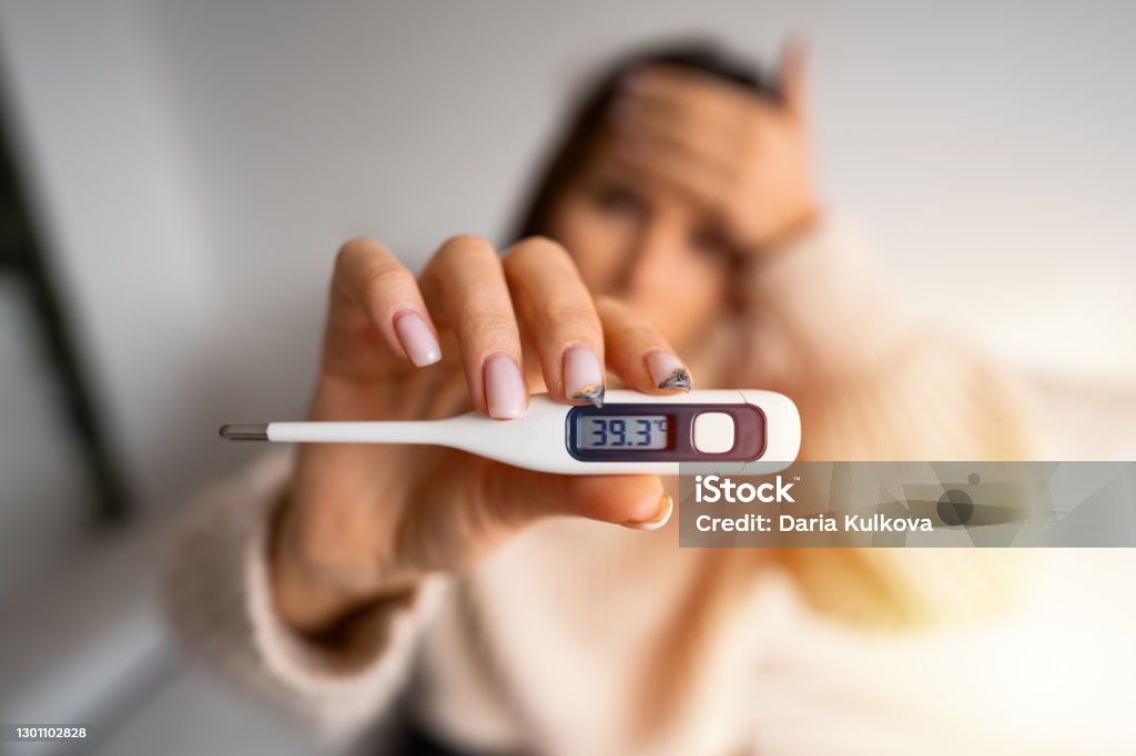 Người phụ nữ bị sốt cao cho thấy nhiệt kế với nhiệt độ cơ thể cao 39,3 - Trả phí Bản quyền Một lần Bàn tay - Bộ phận cơ thể Bức ảnh sẵn có Người phụ nữ bị sốt cao cho thấy nhiệt kế với nhiệt độ cơ thể cao 39,3 - Trả phí Bản quyền Một lần Bàn tay - Bộ phận cơ thể Bức ảnh sẵn có