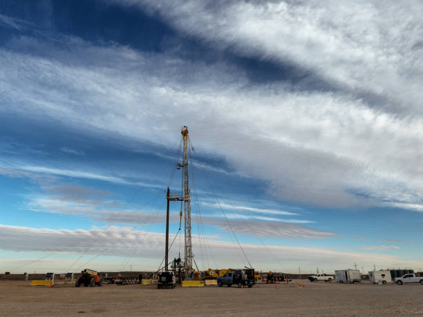 plate-forme de fracturation de forage de pétrole ou de gaz pendant que le soleil se couche à l’arrière-plan, nouveau mexique - oil industry industry new mexico oil drill photos et images de collection