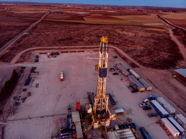 vista de drones de una plataforma de fracking de simulacro de petróleo o gas mientras el sol se pone en nuevo méxico - oil industry industry new mexico oil drill fotografías e imágenes de stock