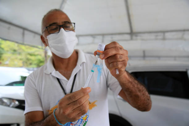 vaccination of idoco against covid-19 salvador, bahia, brazil - february 8, 2021: vaccination in the elderly over 90 years against covid-19, in the drive thru system, in a health center in the city of Salvador. pfizer stock pictures, royalty-free photos & images