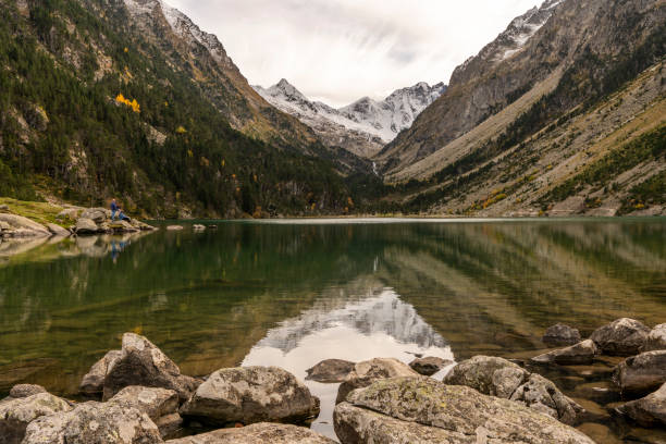 reflexo da água de gaube l;ake, freanch pirineus, frança - gaube - fotografias e filmes do acervo