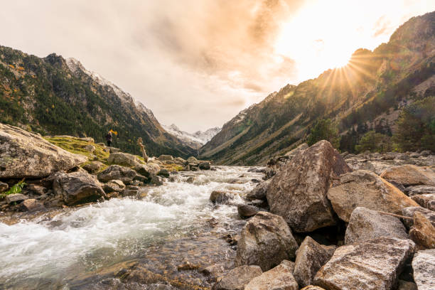 corrente do lago gaube ,rench pirineus, frança - gaube - fotografias e filmes do acervo