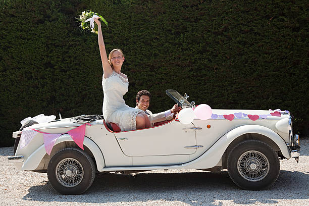 оставив для молодоженов honeymoon in vintage автомобиль - wedding just married tuscany newlywed стоковые фото и изображения