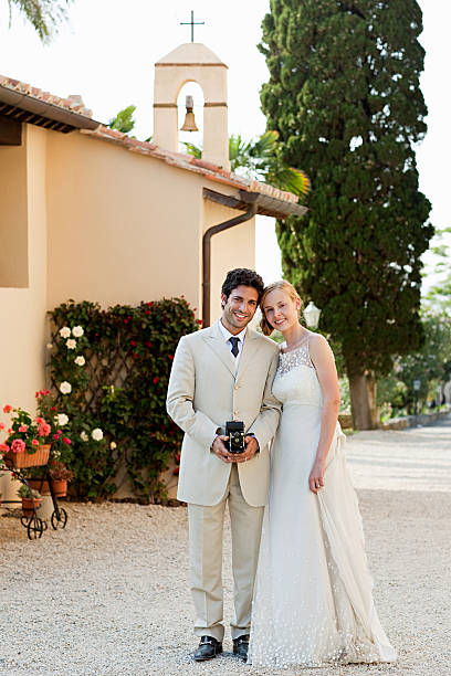 портрет молодоженов, жениха держит винтажной фотокамеры - wedding just married tuscany newlywed стоковые фото и изображения
