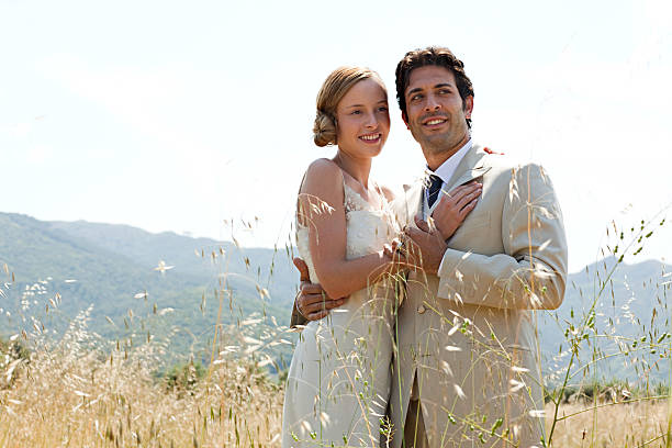 молодоженов обнимать в поле - wedding just married tuscany newlywed стоковые фото и изображения