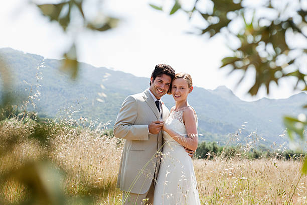 молодоженов обнимать в поле - wedding just married tuscany newlywed стоковые фото и изображения