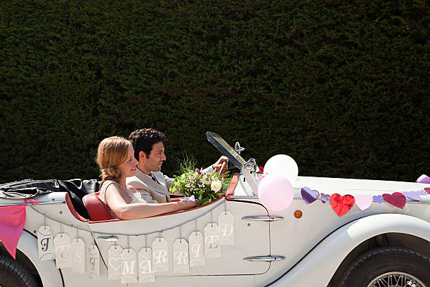 оставив для молодоженов honeymoon in vintage автомобиль - wedding just married tuscany newlywed стоковые фото и изображения