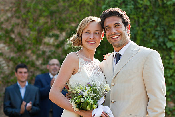 молодоженов в брак церемонии, глядя в сторону - wedding just married tuscany newlywed стоковые фото и изображения