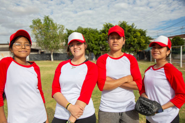 porträt von teenager-frauen, im baseball-feld - baseball und softball nachwuchsliga stock-fotos und bilder