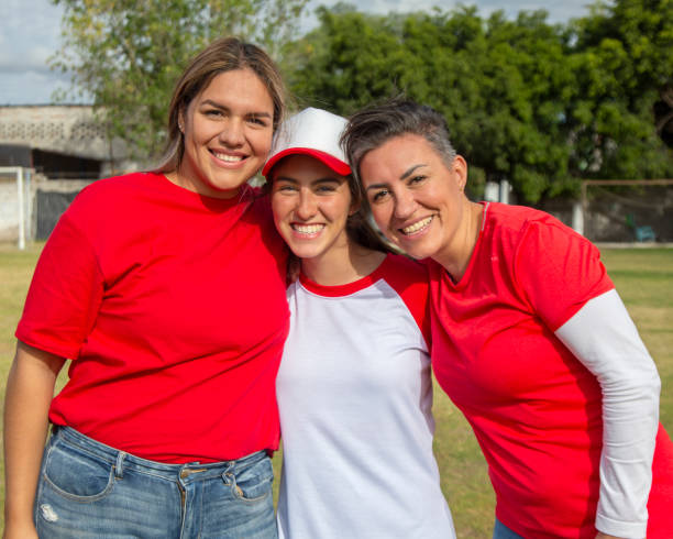 retrato de jugadora adolescente con sus madres, en el campo de beisbol - common women teenage girls exercising fotografías e imágenes de stock