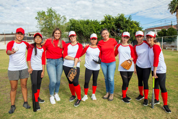 femenil baseballteam, im baseballfeld - baseball und softball nachwuchsliga stock-fotos und bilder