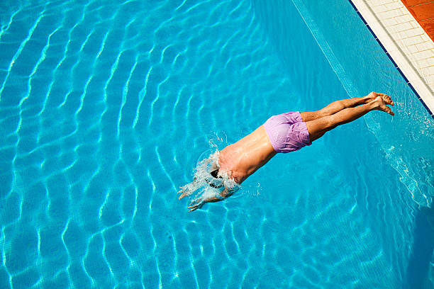 young man diving en la piscina - portoferraio fotografías e imágenes de stock