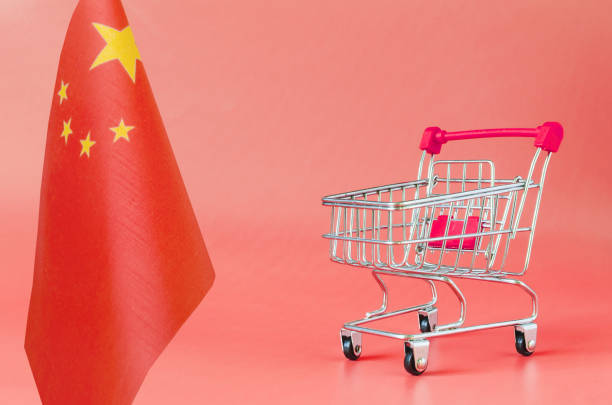 빈 금속 장바구니 는 색깔의 배경에 중국의 국기를 카트, 소비자 바구니의 개념 - 2841 뉴스 사진 이미지