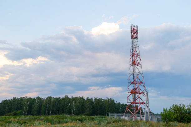 мобильная башня в сельской местности на краю леса на фоне вечернего неба - at the edge of audio стоковые фото и изображения