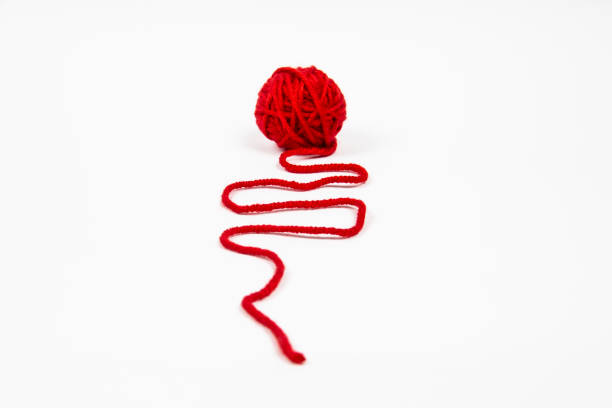 matassa rossa di filo su sfondo bianco. palla rossa di filo rosso lana isolata su bianco - wool thread red string foto e immagini stock