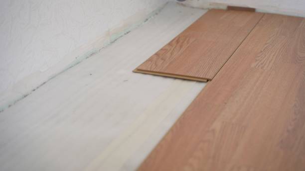 라미네이트, 나무, 나무 보드 및 절연 기판의 구조. 아파트의 인테리어 장식에 새로운 바닥의 설치 및 설치 과정의 보기 - repairing floor glue wood 뉴스 사진 이미지