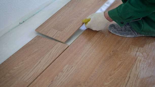 kann laminatboden zu hause verlegen. installation laminierter boden, detail auf holzfliesen bereit, um fit zu sein. verlegung von laminatböden in einer neuen wohnung. - wood laminate flooring stock-fotos und bilder