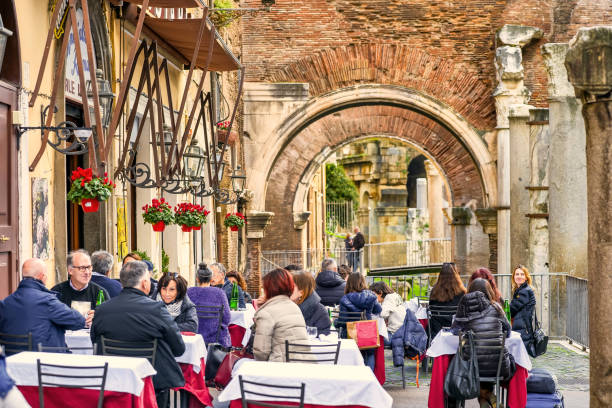 malownicza restauracja w samym sercu żydowskiego getta w centrum rzymu - roman column arch pedestrian walkway zdjęcia i obrazy z banku zdjęć