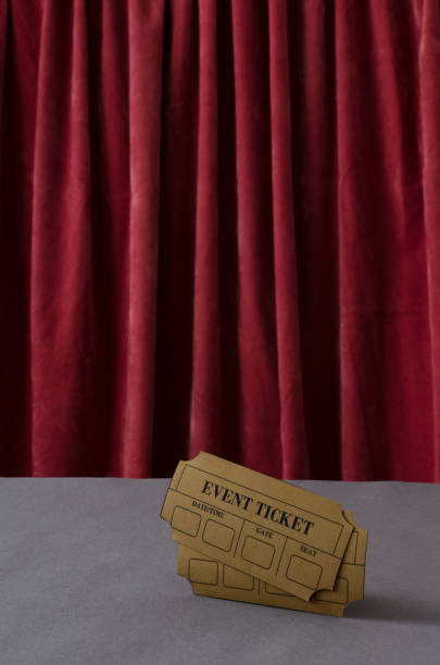 赤いカーテン、グレーの机と2枚のチケットの縦のイメージ。劇場の入り口とパフォーマンスの概念 - curtain movie theater stage theatrical performance ストックフォトと画像