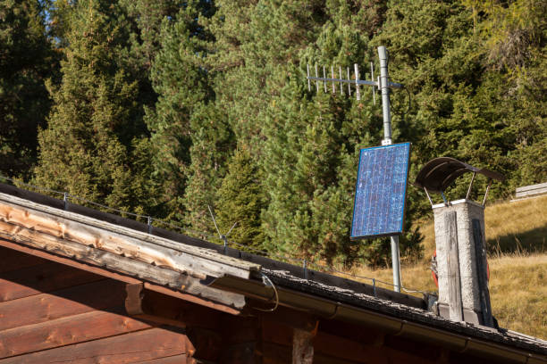太陽光発電パネル付きの避難所からの農村風景 - solar panel alternative energy chalet european alps ストックフォトと画像