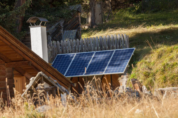 太陽光パネルを用いた避難所からの農村風景 - solar panel alternative energy chalet european alps ストックフォトと画像