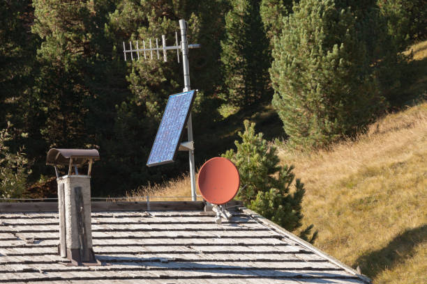 太陽光発電パネル付きの避難所からの農村風景 - solar panel alternative energy chalet european alps ストックフォトと画像