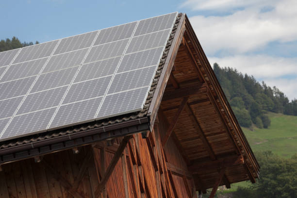 太陽光発電パネル付き高山納屋の農村風景 - solar panel alternative energy chalet european alps ストックフォトと画像