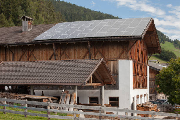 太陽光発電パネル付き高山納屋の農村風景 - solar panel alternative energy chalet european alps ストックフォトと画像