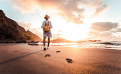 mann-mit-rucksack-beim-sonnenuntergang-am-strand-spazieren-reise-lifestyle-konzept-golden.jpg?b=1&s=170x170&k=20&c=AqrqeEnNemPJ4RlmeaiutYPH3Xx09MijBYo22Bnes4k=