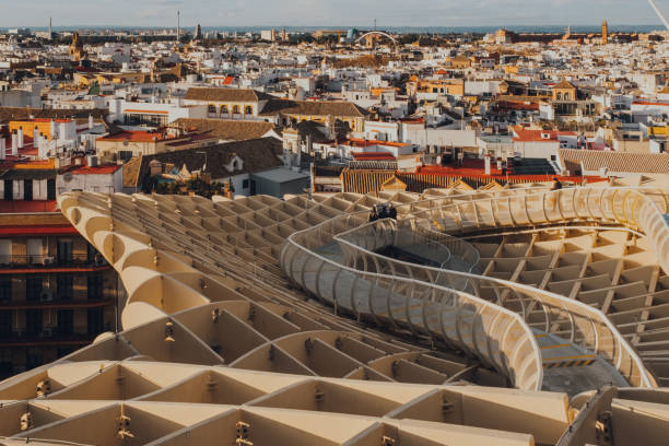 toits de séville et passerelle au-dessus de metropol parasol, séville, espagne. - plaza de la encarnación photos et images de collection