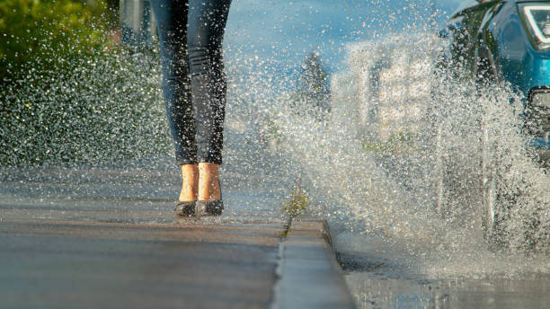 클로즈업: 하이힐을 신은 알아볼 수 없는 여성이 물로 튀어나옵니다. - shower women water outdoors 뉴스 사진 이미지