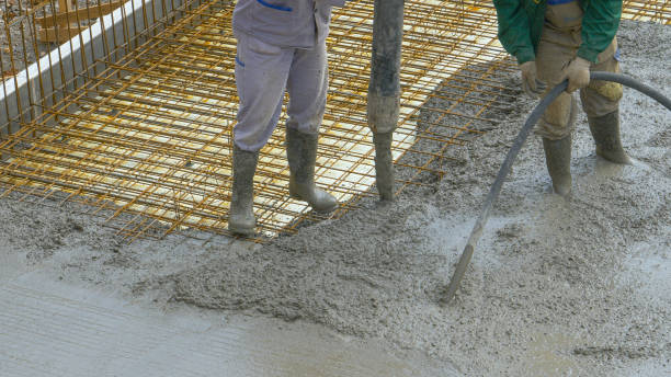 close up: equipe irreconhecível de trabalhadores derrama argamassa fresca sobre fiação metálica. - industry construction concrete rod - fotografias e filmes do acervo