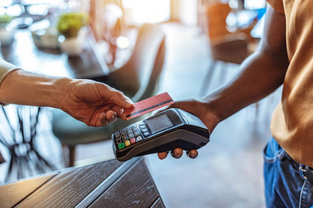 primer plano de un pago sin contacto en una cafetería - station fotografías e imágenes de stock