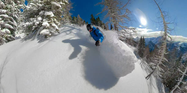 selfie: fajne ujęcie faceta na zimowych wakacjach na snowboardzie w idealny słoneczny dzień. - mountain bluebird zdjęcia i obrazy z banku zdjęć