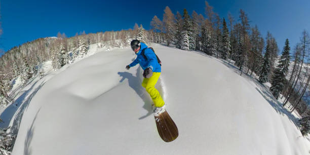 selfie: snowboardzista na aktywnych wakacjach w alpach julijskich strzępuje świeży śnieg w proszku. - mountain bluebird zdjęcia i obrazy z banku zdjęć