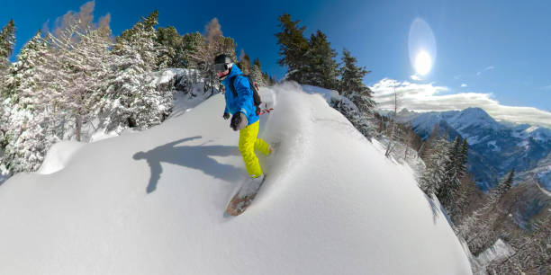 selfie: młody snowboardzista shreds świeże pow zjazd w alpach julijskich. - mountain bluebird zdjęcia i obrazy z banku zdjęć