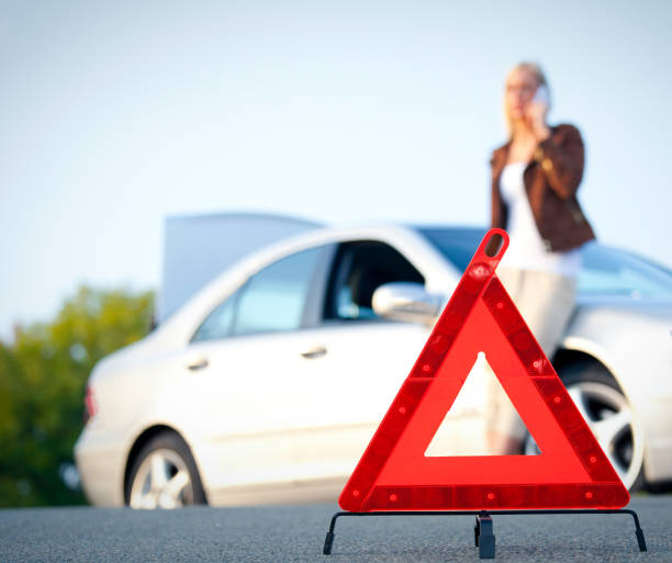 problemy z samochodem - czerwony trójkąt ostrzegawczy - warning triangle triangle car warning sign zdjęcia i obrazy z banku zdjęć