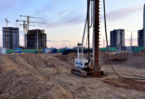 vertical tamrock pile foundation drilling machine. drill rig at construction site - mining engineer oil industry construction site imagens e fotografias de stock