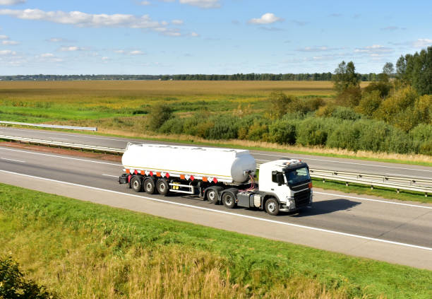 高速道路を走行する等熱タンクトラック。石油・ガス輸送・物流 - truck fuel tanker transportation mode of transport ストックフォトと画像