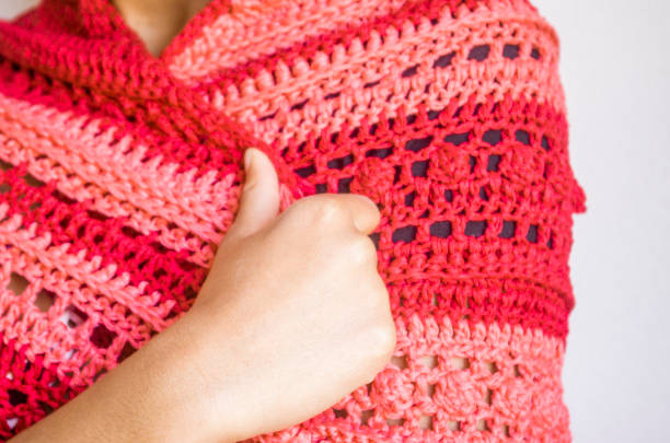 giovane ragazza con poncho rosso e rosa o scialle - shawl foto e immagini stock